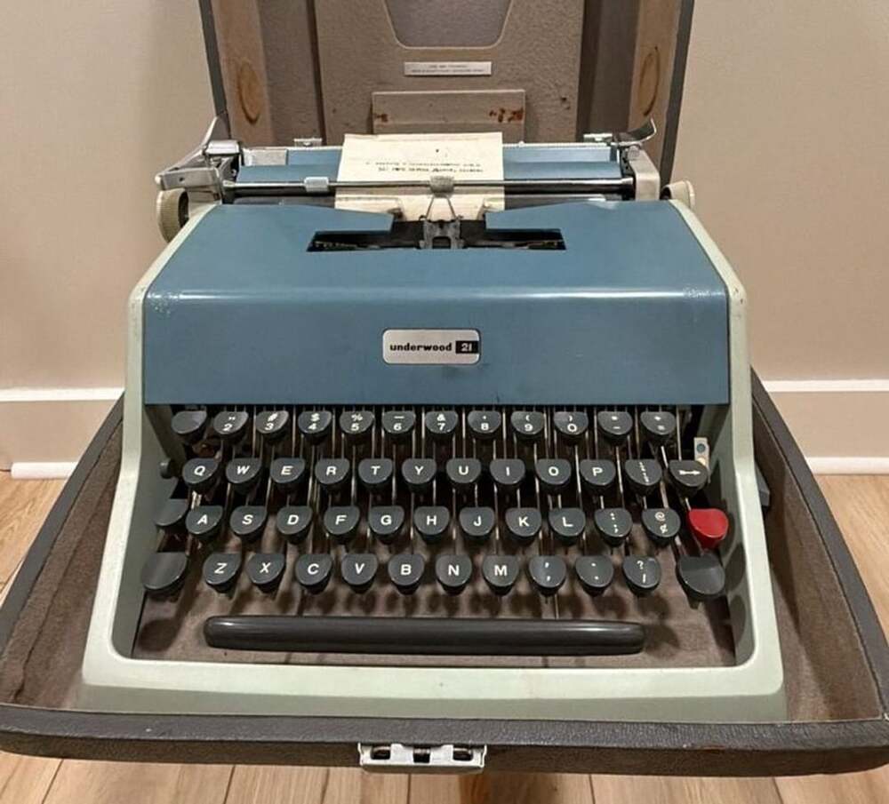 Underwood Olivetti 21 Portable Typewriter with Case Blue